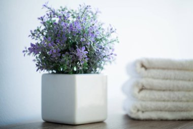 Spa. Spa Banyoda Beyaz Pamuk havlu kullanın. Havlu Konsepti. Oteller ve Masaj Salonları için Fotoğraf. Saflık ve Yumuşaklık. Havlu Tekstil