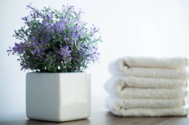 Spa. Spa Banyoda Beyaz Pamuk havlu kullanın. Havlu Konsepti. Oteller ve Masaj Salonları için Fotoğraf. Saflık ve Yumuşaklık. Havlu Tekstil