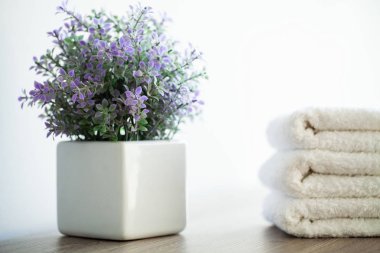 Spa. Spa Banyoda Beyaz Pamuk havlu kullanın. Havlu Konsepti. Oteller ve Masaj Salonları için Fotoğraf. Saflık ve Yumuşaklık. Havlu Tekstil