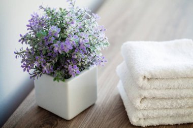 Spa. Spa Banyoda Beyaz Pamuk havlu kullanın. Havlu Konsepti. Oteller ve Masaj Salonları için Fotoğraf. Saflık ve Yumuşaklık. Havlu Tekstil