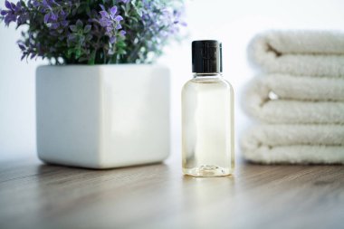 Spa. Spa Banyoda Beyaz Pamuk havlu kullanın. Havlu Konsepti. Oteller ve Masaj Salonları için Fotoğraf. Saflık ve Yumuşaklık. Havlu Tekstil