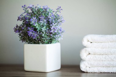 Spa. Spa Banyoda Beyaz Pamuk havlu kullanın. Havlu Konsepti. Oteller ve Masaj Salonları için Fotoğraf. Saflık ve Yumuşaklık. Havlu Tekstil