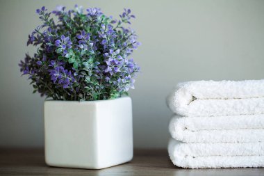 Spa. Spa Banyoda Beyaz Pamuk havlu kullanın. Havlu Konsepti. Oteller ve Masaj Salonları için Fotoğraf. Saflık ve Yumuşaklık. Havlu Tekstil