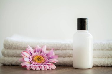 Spa. Spa Banyoda Beyaz Pamuk havlu kullanın. Havlu Konsepti. Oteller ve Masaj Salonları için Fotoğraf. Saflık ve Yumuşaklık. Havlu Tekstil