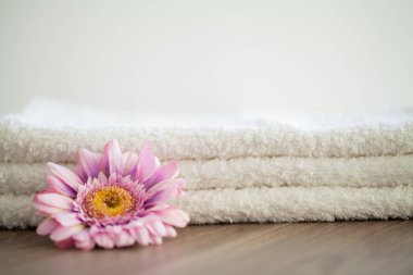 Spa. Spa Banyoda Beyaz Pamuk havlu kullanın. Havlu Konsepti. Oteller ve Masaj Salonları için Fotoğraf. Saflık ve Yumuşaklık. Havlu Tekstil