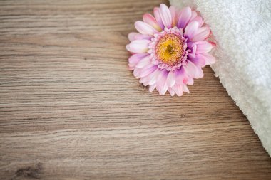 Spa. Spa Banyoda Beyaz Pamuk havlu kullanın. Havlu Konsepti. Oteller ve Masaj Salonları için Fotoğraf. Saflık ve Yumuşaklık. Havlu Tekstil