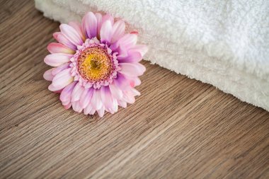 Spa. Spa Banyoda Beyaz Pamuk havlu kullanın. Havlu Konsepti. Oteller ve Masaj Salonları için Fotoğraf. Saflık ve Yumuşaklık. Havlu Tekstil