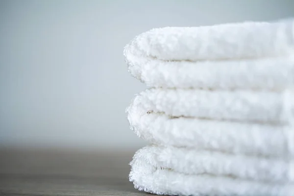 Spa. Toallas de algodón blanco uso en el baño de spa. Concepto de toalla. Foto para hoteles y salones de masajes. Pureza y suavidad. Toalla Textil — Foto de Stock