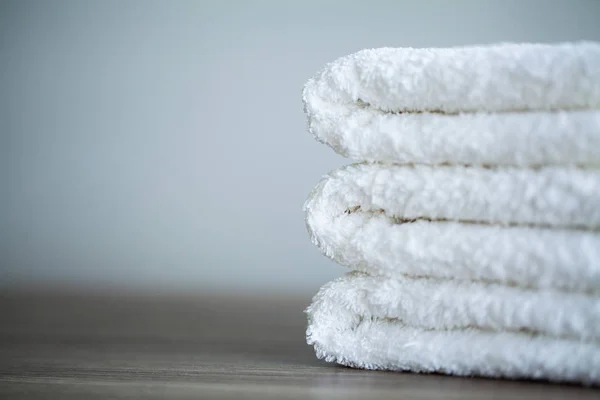 Spa. Toallas de algodón blanco uso en el baño de spa. Concepto de toalla. Foto para hoteles y salones de masajes. Pureza y suavidad. Toalla Textil — Foto de Stock