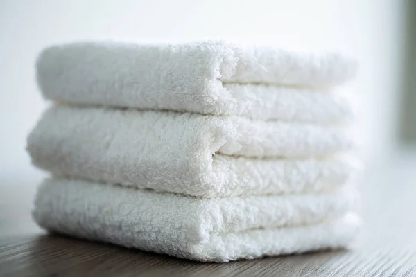 Spa. Toallas de algodón blanco uso en el baño de spa. Concepto de toalla. Foto para hoteles y salones de masajes. Pureza y suavidad. Toalla Textil — Foto de Stock