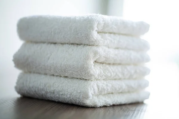Spa. Toallas de algodón blanco uso en el baño de spa. Concepto de toalla. Foto para hoteles y salones de masajes. Pureza y suavidad. Toalla Textil — Foto de Stock