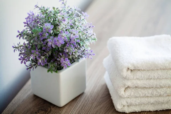 Spa. Toallas de algodón blanco uso en el baño de spa. Concepto de toalla. Foto para hoteles y salones de masajes. Pureza y suavidad. Toalla Textil — Foto de Stock