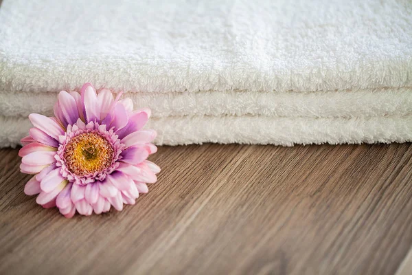 Spa. Spa Banyoda Beyaz Pamuk havlu kullanın. Havlu Konsepti. Oteller ve Masaj Salonları için Fotoğraf. Saflık ve Yumuşaklık. Havlu Tekstil