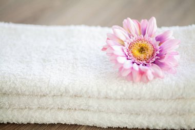 Spa. Spa Banyoda Beyaz Pamuk havlu kullanın. Havlu Konsepti. Oteller ve Masaj Salonları için Fotoğraf. Saflık ve Yumuşaklık. Havlu Tekstil
