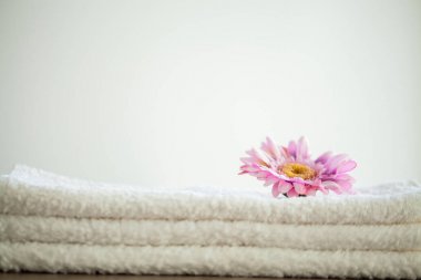 Spa. Spa Banyoda Beyaz Pamuk havlu kullanın. Havlu Konsepti. Oteller ve Masaj Salonları için Fotoğraf. Saflık ve Yumuşaklık. Havlu Tekstil