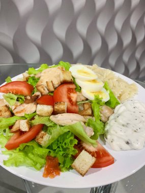 Tavuklu taze Sezar salatası. Sağlıklı gıda konseptinde Sezar salatasını evde veya yemek odasında kapatın