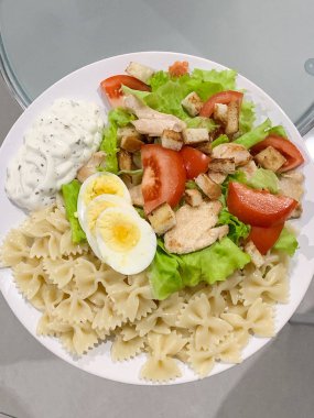 Tavuklu taze Sezar salatası. Sağlıklı gıda konseptinde Sezar salatasını evde veya yemek odasında kapatın