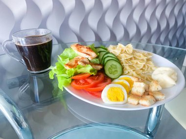 Beyaz peynir ve makarna ile taze yeşil salata