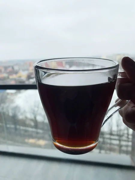 Una taza de café junto a la ventana. Pausa para el café en la mañana y la luz solar — Foto de Stock