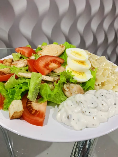 Salada César fresca com frango. Close up Caesar salada em casa ou sala de jantar em conceito de comida saudável — Fotografia de Stock