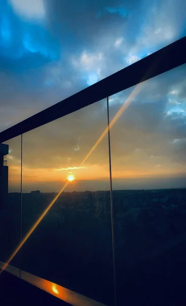 Ventanas panorámicas con vistas a la hermosa puesta de sol dorada. Vista desde la ventana del hogar —  Fotos de Stock