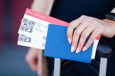 Seyahat. Havaalanında pasaport ve biniş kartı tutan kızın yakın çekim
