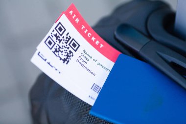 Seyahat. Havaalanında pasaport ve biniş kartı tutan kızın yakın çekim