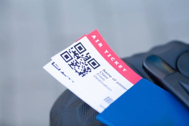 Seyahat. Havaalanında pasaport ve biniş kartı tutan kızın yakın çekim