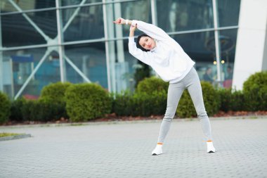 Fitness. Parkta egzersiz yapan güzel genç kadın