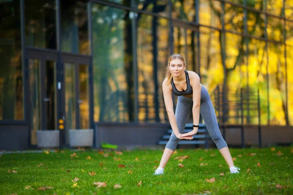 Γυμναστήριο. Όμορφη νεαρή γυναίκα κάνει ασκήσεις στο πάρκο — Φωτογραφία Αρχείου