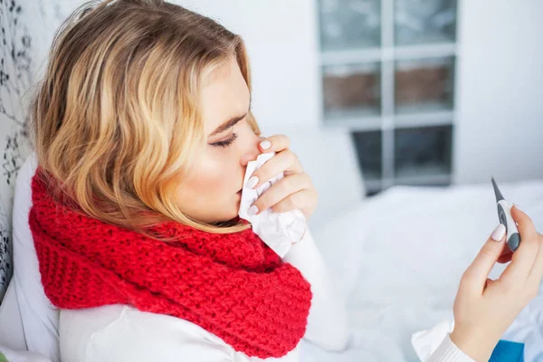 Demam dan dingin. Potret Wanita Cantik Tertangkap Flu, Memiliki Sakit Kepala Dan Temperatur Tinggi. Closeup Of Ill Girl Covered In Blanket, Feeling Sick Holding Thermometer (dalam bahasa Inggris). Layanan kesehatan. Resolusi tinggi — Stok Foto