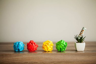 Yaratıcı fikir kavramı. İlham, Ahşap arka plan üzerinde Buruşuk Kağıt ile Yenilik kavramı