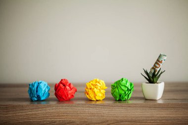 Yaratıcı fikir kavramı. İlham, Ahşap arka plan üzerinde Buruşuk Kağıt ile Yenilik kavramı