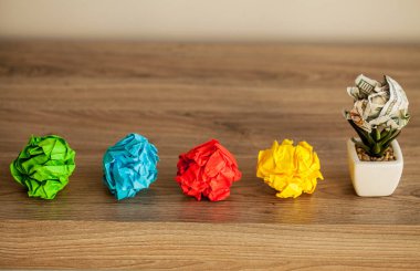 Yaratıcı fikir kavramı. İlham, Ahşap arka plan üzerinde Buruşuk Kağıt ile Yenilik kavramı