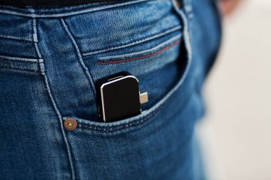 Dizüstü bilgisayarlar ve flash bellek için mini adaptör tutan adam