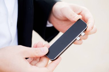 Dizüstü bilgisayarlar ve flash bellek için mini adaptör tutan adam