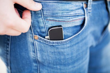Dizüstü bilgisayarlar ve flash bellek için mini adaptör tutan adam