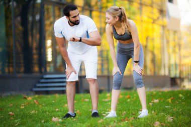 Fitness. Kişisel antrenör alır notlar ise açık egzersiz kadın