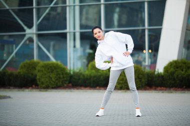 Fitness kız. Modern şehirde uzanan Genç spor kadın. Büyük şehirde sağlıklı yaşam