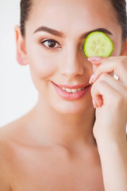 Cilt Bakımı. Spa'da Taze Tenli Güzellik Kadın Yüzü