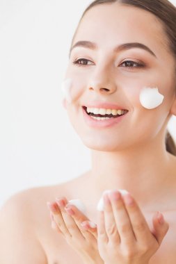 Güzellik yüz bakımı. Krem yüz cilt üzerinde kadınla
