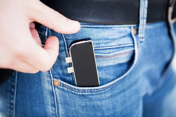 Dizüstü bilgisayarlar ve flash bellek için mini adaptör tutan adam