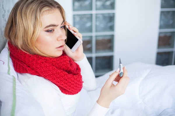 Fiebre y frío. Retrato de la hermosa mujer contrajo la gripe, teniendo dolor de cabeza y alta temperatura. Primer plano de niña enferma cubierta en manta, sintiéndose mal sosteniendo termómetro. Salud. Alta resolución — Foto de Stock