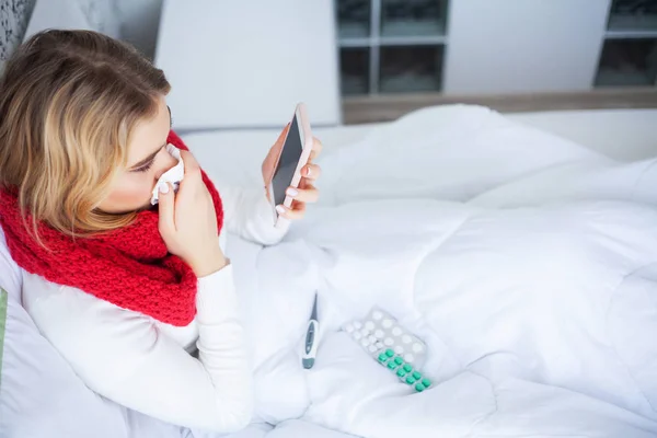 Fiebre y frío. Retrato de la hermosa mujer contrajo la gripe, teniendo dolor de cabeza y alta temperatura. Primer plano de niña enferma cubierta en manta, sintiéndose mal sosteniendo termómetro. Salud. Alta resolución — Foto de Stock