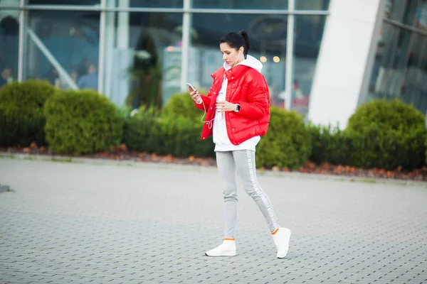 Fitness meisje. Jonge sportvrouw die zich uitstrekt in de moderne stad. Gezonde levensstijl in de grote stad — Stockfoto