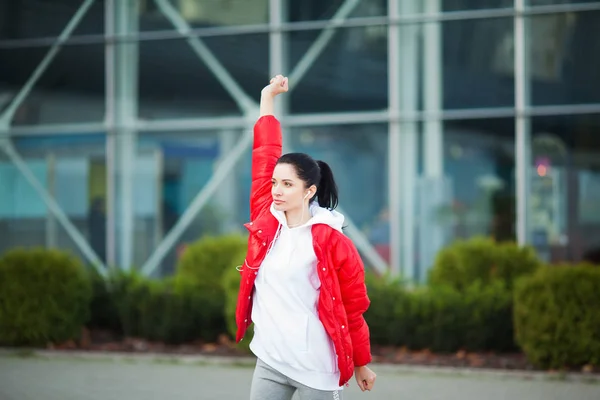 Fitness. Piękna młoda kobieta robi ćwiczenia w parku — Zdjęcie stockowe