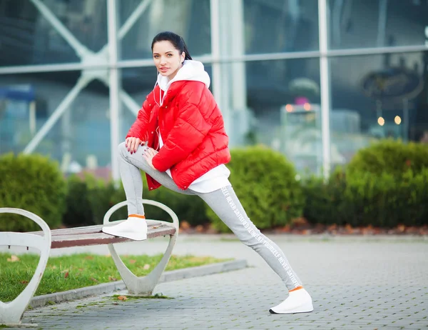 Fitness kobieta robi treningu stojący w tle stadionu — Zdjęcie stockowe