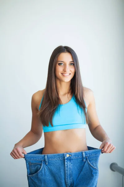 Dieta. Concepto de dieta. Mujer en ropa deportiva midiendo su cintura — Foto de Stock