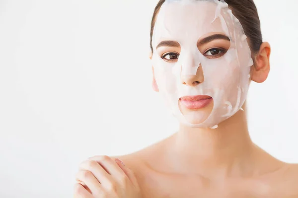 Soins de la peau. Jeune femme qui enlève le masque de la peau du visage. Femme Beauté Visage — Photo