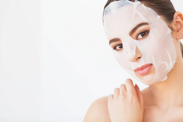 Περιποίηση δέρματος. Νεαρή γυναίκα αφαίρεση μάσκα από το δέρμα του προσώπου. Γυναικείο πρόσωπο ομορφιάς — Φωτογραφία Αρχείου